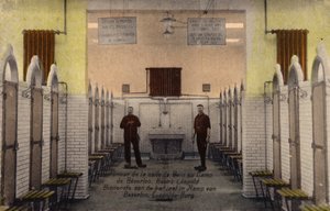 Intérieur des bains au camp de Beverloo