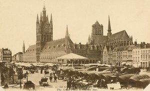 La Grand-Place un jour de marché, Ypres, Belgique