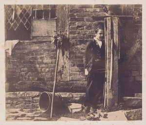 Walter Chamberlain se cachant derrière la pompe de Bredicot, milieu des années 1850