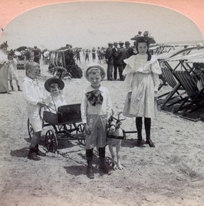 États-Unis, Atlantic City : des enfants jouent sur la plage d