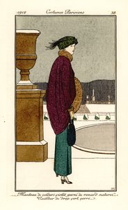 Femme en cape de velours violet bordée de fourrure de renard, costume en laine vert bouteille. Manteau de velours violet garni de renard naturel, tailleur de drap vert verre. - Bernard Boutet de Monvel