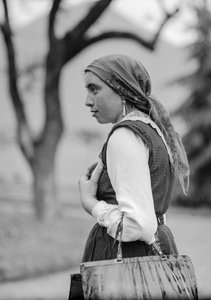 Femme de campagne en tenue traditionnelle conservatrice, probablement Italie mais peut-être Turquie - Bernard F. Rogers