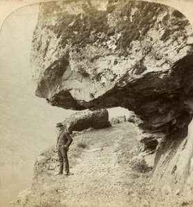 Homme sur une falaise surplombant Naeroyfjord, Sogne, Norvège - Bert Underwood