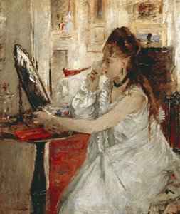 Jeune femme se poudrant le visage