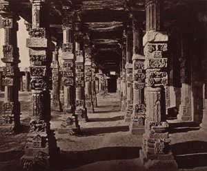 Intérieur de la colonnade de piliers hindous de la Kootub