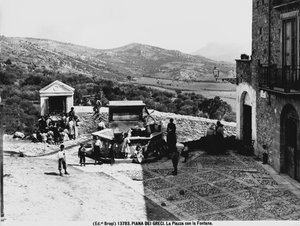 Piana dei Greci. La place avec la fontaine. (photo n/b)