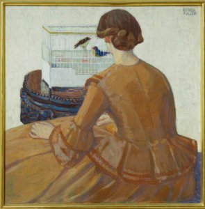 Jeune femme devant une cage à oiseaux