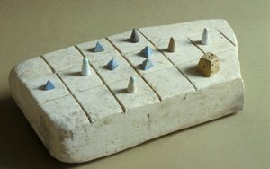 Plateau de jeu avec pièces, de Tell Beit Mirsim, Jordanie, vers 1200 av. J.-C.