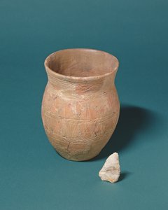 Pot à gobelet et couteau en silex trouvés accompagnant une sépulture à Barnwood, Gloucestershire, vers 2000 av. J.-C.