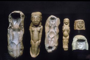 Figurines de déesses de la fertilité et les moules dont elles ont été coulées, vers 8e-7e siècle av. J.-C. (argile)