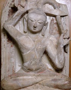Bouddha assis se coupant les cheveux