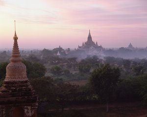 Le temple Ananda au lever du soleil, construit en 1090 - Burmese School