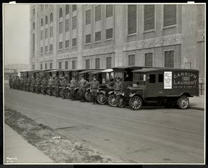 Une ligne de camions de livraison garés devant la blanchisserie Carolyn au 111 East 128th Street, East Harlem, New York, 1929 - Byron Company