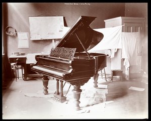 Un piano par Hazelton Brothers Piano Co. sur University Place, New York, 1898 - Byron Company