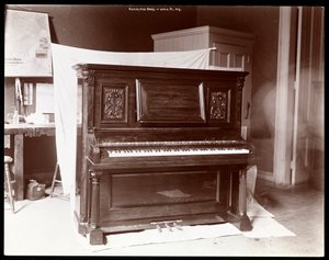 Un piano par Hazelton Brothers Piano Co. sur University Place, New York - Byron Company