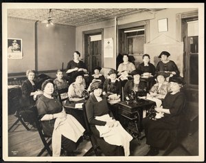 Cercle de couture de femmes au 115 East 101st Street, East Harlem, New York, 1920