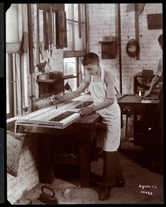 Un jeune homme travaillant dans l