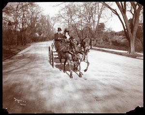 Anna Held et Florenz Ziegfeld conduisant une calèche, New York, 1904