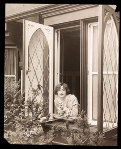 Anne Murdock chez elle, vers 1915 - Byron Company