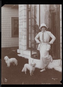 Billie Burke et deux Chiens à Burkeleigh Crest, sa Maison à Hastingson, New York, 1912 - Byron Company