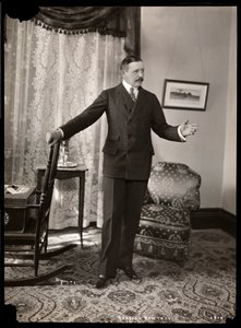 Charles Hawtrey dans son appartement à Holland House sur Fifth Avenue, New York, 1901-2