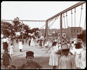 Enfants se balançant au gymnase et terrain de jeu de Hudson Bank, 53ème rue et 11ème avenue, New York, 1898