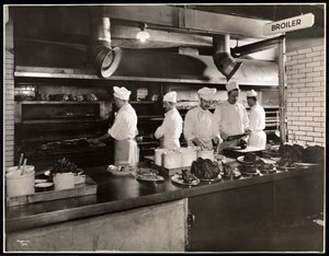 Cuisiniers au gril dans la cuisine de l