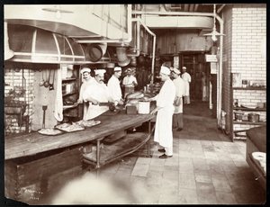 Cuisiniers travaillant dans la cuisine de l