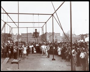 Foule regardant un gymnaste au gymnase et terrain de jeu de Hudson Bank, 53e rue et 11e avenue, New York, 1898