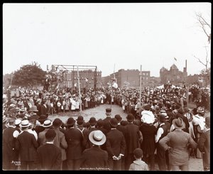 Foule regardant un sauteur à la perche au gymnase et terrain de jeu de Hudson Bank, 53e rue et 11e avenue, New York, 1898