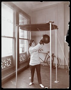Edna Wallace Hopper frappant un sac de frappe au gymnase de Jack Cooper, Broadway et 37th Street, New York, 1899