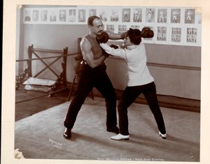 Edna Wallace Hopper posée dans un ring de boxe avec Jack Cooper à son gymnase à Broadway et 37th Street, New York, 1899