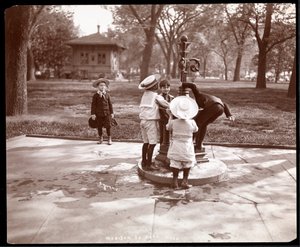 Cinq enfants jouant et buvant à une fontaine à Madison Square, New York, 1901