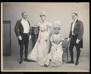 Portrait de groupe de Sydney Dillon Ripley avec trois autres au bal James Hazen Hyde, New York, 31 janvier 1905 - Byron Company