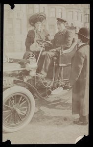 Hattie Williams assise avec le conducteur dans l