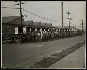 Chariots de livraison à cheval garés devant la blanchisserie Carolyn au 111 East 128th Street, East Harlem, New York, 1929 - Byron Company