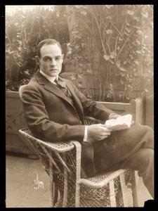 Howard Estabrook dans un jardin, 1915-16 (tirage à la gélatine argentique)
