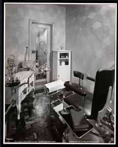 Vue intérieure de la salle de pédicure au salon de beauté Charles of the Ritz dans le Ritz Tower Hotel, Park Avenue et 57th St, New York, 1932 - Byron Company