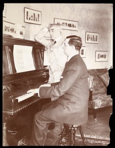 Kyrle Bellew et un ami au piano chez Bellew, 1908