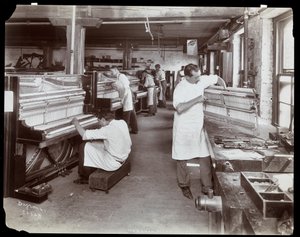 Hommes travaillant dans l