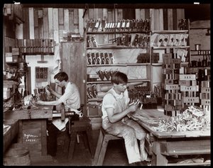 Hommes travaillant dans l