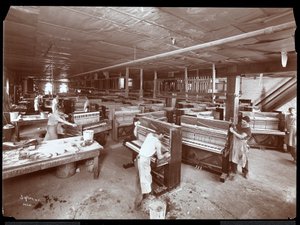 Hommes travaillant dans l
