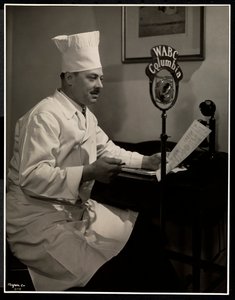 Portrait du Chef Maurice Hervieux au micro de l