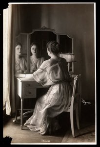 Portrait de Jobyna Howland assise à sa coiffeuse, 1908-9