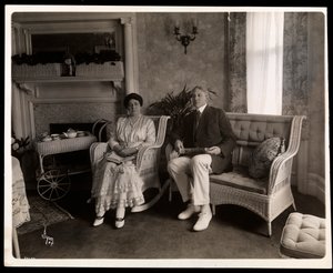 Portrait de M. et Mme Howard assis dans un salon de leur maison au 200 5th Avenue, New York, 1916
