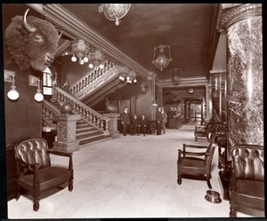 Escalier et hall de l