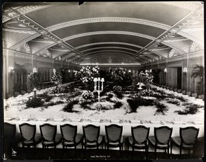 Table dressée pour un banquet à l