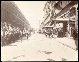 Le personnel du gouverneur attendant l