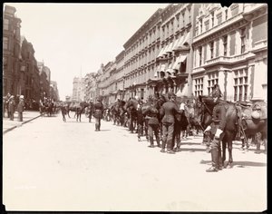 Le personnel du gouverneur attendant l