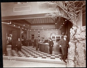Le hall et le bureau d